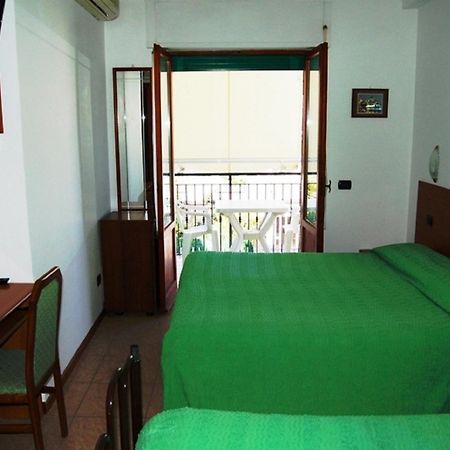 Hotel Ferrara Сан-Бенедетто-дель-Тронто Экстерьер фото