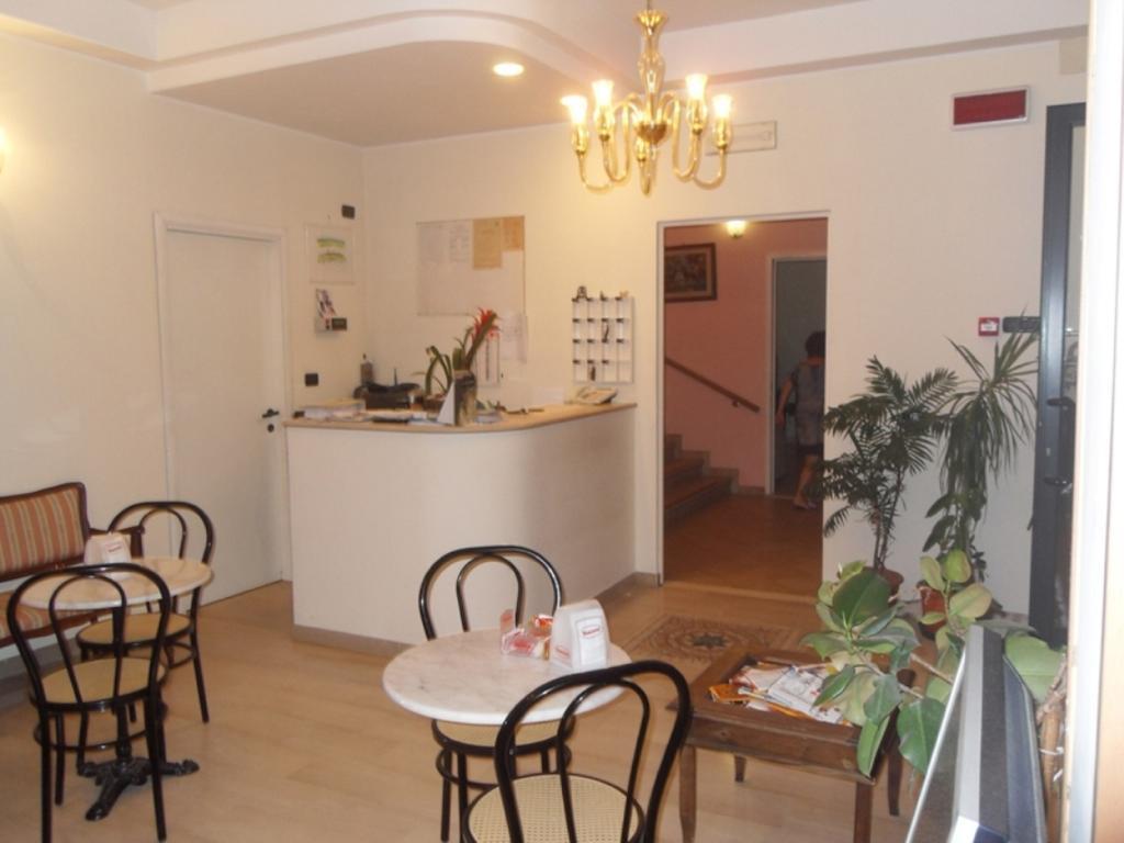 Hotel Ferrara Сан-Бенедетто-дель-Тронто Экстерьер фото