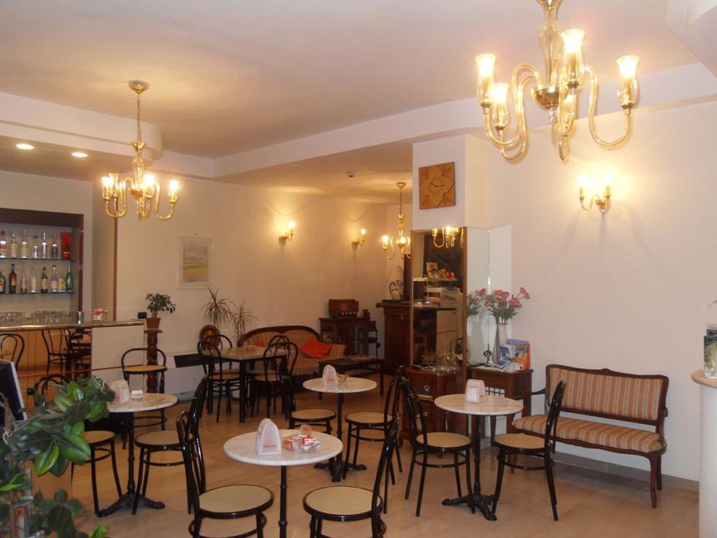 Hotel Ferrara Сан-Бенедетто-дель-Тронто Экстерьер фото